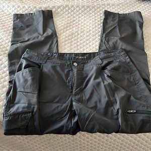 Like new Columbia grey cargo pants (MENS 34/32)